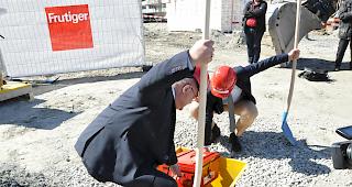 Gemeindepr&auml;sident Niklaus Furger und Thomas Frutiger, Chef der Frutiger AG, beim vergraben einer Kiste mit allerhand Lonza-Arena-Untensilien.