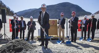 Packt an. Sportminister Fr&eacute;d&eacute;ric Favre (vorne) bei der Grundsteinlegung: &laquo;Die Lonza Arena ist eine wichtige Infrastruktur f&uuml;r ganze Generationen von k&uuml;nftigen Hockeyspielern.&raquo; 