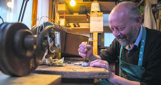 Konzentration. Als Geigenbauer sind geschickte H&auml;nde und ein feines Musikgeh&ouml;r gefragt. 