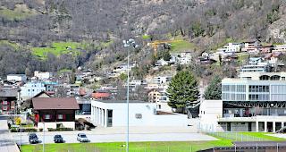 Platzbedarf. Aufgrund steigender Sch&uuml;lerzahlen l&auml;sst die Gemeinde Naters neben dem Freiluftbad Bammatta und angrenzend an die Orientierungsschule ein neues Primarschulhaus errichten. 