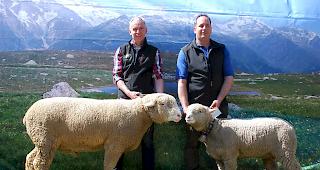 Stolz. Mario Furrer (links) und Rinaldo Imhasly haben derzeit die sch&ouml;nsten WAS-Tiere im Stall.