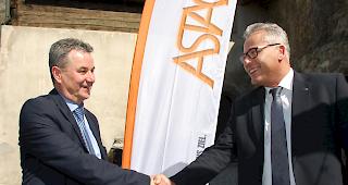 Handschlag. Der Oberwalliser ASTAG-Pr&auml;sident Fridolin Seiler (links) begr&uuml;sst ASTAG-Direktor Reto Jaussi an der GV der Oberwalliser Transporteure.