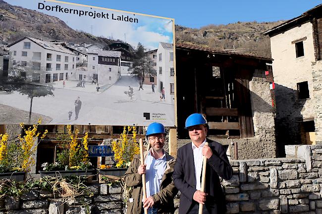 Architekt Pascal Abgottspon (links) und Gemeindepräsident Georges Schnydrig beim Spatenstich.