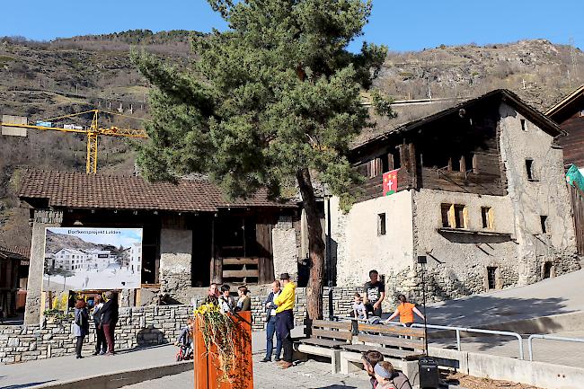 Das Gebäude links wird abgerissen und schafft Raum für einen Gemeindeplatz. Dahinter wird ein Mehrfamilienhaus mit einem kleinen Bistro entstehen.