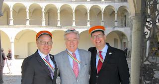 Freundschaftliches Treffen. Daniel Schorro v/o Pfiff, OK-Pr&auml;sident 100 Jahre Fryburgia, Beat Schmid v/o B&auml;ggs, Organisator des Osterlamms, Stefan Keller v/o Cargo, Altherrenpr&auml;sident, anl&auml;sslich des Besuchs der Studentenverbindung Fryburgia in Brig.