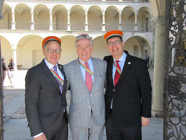 Freundschaftliches Treffen. Daniel Schorro v/o Pfiff, OK-Präsident 100 Jahre Fryburgia, Beat Schmid v/o Bäggs, Organisator des Osterlamms, Stefan Keller v/o Cargo, Altherrenpräsident, anlässlich des Besuchs der Studentenverbindung Fryburgia in Brig.