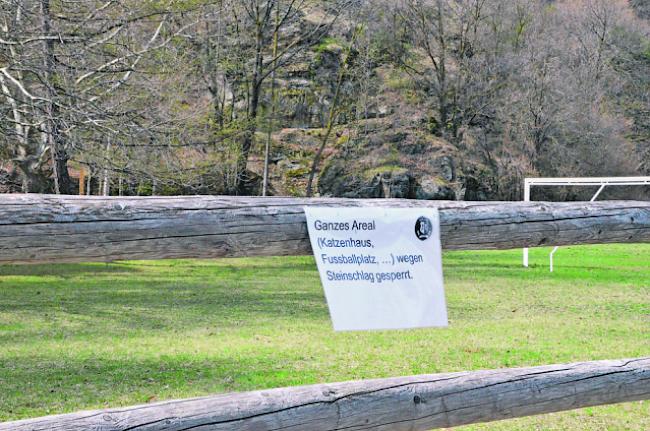 Vorsicht. Oberhalb des Visper «Chatzuhüs» herrscht derzeit Steinschlaggefahr. Das Naherholungsgebiet und der «Bärgjiwäg» bleiben vorläufig gesperrt. 