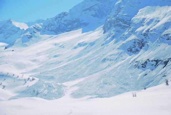 Gefährlich. Es türmen sich immer noch mächtige Schneemassen in den Bergen, die zur Gefahr für Sportler und Wanderer werden können. 