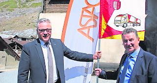 Anliegen verteidigen. ASTAG-Schweiz-Direktor Reto Jaussi (links) mit Fridolin Seiler, Pr&auml;sident der Sektion Oberwallis. Die Transporteure sagen, wo sie der Schuh dr&uuml;ckt. 