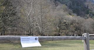 Nach Steinschlag. In Absprache mit Fachleuten des Kantons konnte die Gemeinde Visp den Fussballplatz beim &laquo;Chatzuh&uuml;s&raquo; am Montag wieder freigeben. Der Erholungsraum mit seinen Grillstellen kann voraussichtlich am Wochenende wieder ge&ouml;ffnet werden.