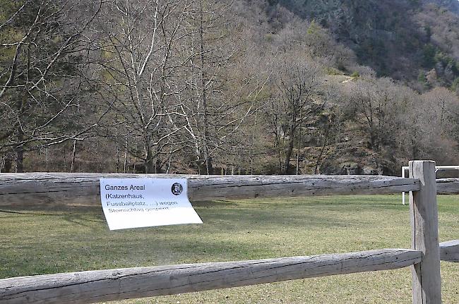 Nach Steinschlag. In Absprache mit Fachleuten des Kantons konnte die Gemeinde Visp den Fussballplatz beim «Chatzuhüs» am Montag wieder freigeben. Der Erholungsraum mit seinen Grillstellen kann voraussichtlich am Wochenende wieder geöffnet werden.