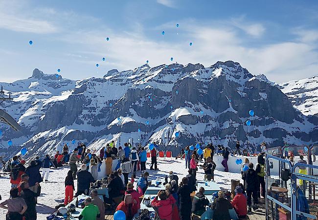 Gemeinsamer Abschluss der Wintersaison: Luftballons steigen in die Höhe.