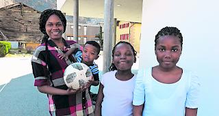 D&uuml;rfen vorerst bleiben. Halbschwester Naomi und ihr Sohn Lukas d&uuml;rfen in der Schweiz bleiben. Die beiden M&auml;dchen Rebeca und Nazare hoffen, dass auch sie hier bleiben d&uuml;rfen. Socrates Samuel Luamba w&uuml;rde gern eine Lehre als Maler machen (rechts). 