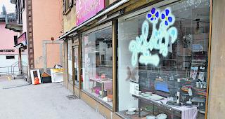 Dreist. Anstatt n&uuml;tzliche Gegenst&auml;nde zu deponieren, wurde im &laquo;G&auml;&N&auml;-R&uuml;mmji&raquo; in Naters auch regelm&auml;ssig Schrott entsorgt  &ndash;  j&uuml;ngst gar direkt vor der Lokalit&auml;t. 