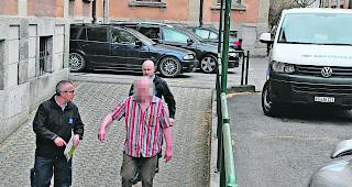 In Fussschellen. Securitas-Mitarbeiter bringen den Sexualstraft&auml;ter U.B. zur Anh&ouml;rung ins Gerichtsgeb&auml;ude.  