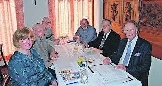 Jahrbuch-Verantwortliche. Kunsthistorikerin lic. phil. Laetitia Zenklusen, alt Staatsarchivar Dr. phil. Bernard Truffer, alt Schulinspektor Anton Riva, Verlagsleiter Rotten Verlag Rico Erpen, Redaktor Dr. Alois Grichting, L&eacute;ander Jaggi, Pr&auml;sident des Vereins f&uuml;r das Walliser Jahrbuch (von links).  