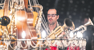 Herzst&uuml;ck. Der Kronleuchter von Heinz Julen wurde zur Zeltb&uuml;hne beordert.