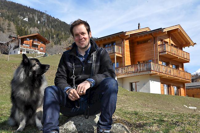 Daniel Albrecht vor seinem Haus in Fiesch.