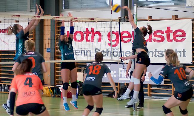 Céline Schmidt (Zweite von rechts) wechselt vom VBC Münchenbuchsee auf die nächste Saison hin zum VBC Visp.