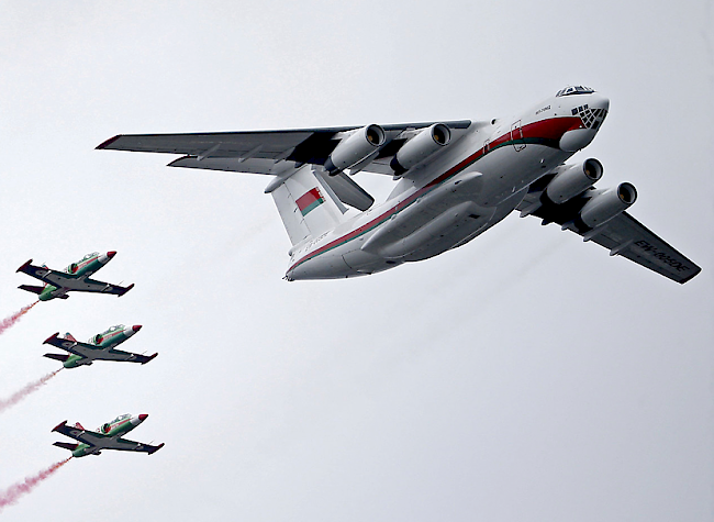 Unglück. In der Nähe der algerischen Hauptstadt Algier stürzte am Mittwoch ein Militärflugzeug ab. Nach Angaben lokaler Medien sind dabei mehr als 100 Menschen ums Leben gekommen. (Symbolbild)