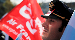 Forderung nach mehr Lohn. Auch am Mittwoch legten zahlreiche Mitarbeiter der Air France ihre Arbeit nieder. Die franz&ouml;sische Fluggesellschaft musste rund 30 Prozent ihrer Verbindungen streichen.