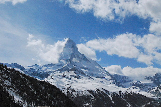 Tödlicher Sturz. Eine 79-jährige Holländerin zog sich am vergangenen Samstag auf einer Skipiste in Zermatt tödliche Verletzungen zu. Um die Unfallursache zu klären, hat die Staatsanwaltschaft eine Untersuchung eingeleitet (Symbolbild).