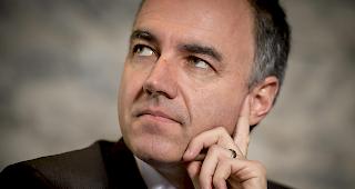 Ein Ex-SVP-Mitglied, der auf Plakaten Christophe Darbellay und seinen Vater verunglimpft hat, ist zu einer zweij&auml;hrigen Bew&auml;hrungsstrafe verurteilt worden.