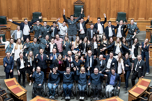 Empfang im Bundeshaus. Mit 15 Medaillen und 28 Diplomen bei den Winterspielen sowie 3 Goldmedaillen und 6 Diplomen bei den Paralympics schnitt die Schweizer Delegation so gut ab wie seit 30 Jahren in Calgary nicht mehr.