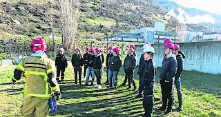 Lehrreich. Feuerwehrfachmann bei der Instruktion der Lehrlinge 