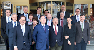 Verwaltungsrat und Gesch&auml;ftsleitung der BVZ Holding (obere Reihe von links): Ivan Pfammatter (GL, Leiter Rollmaterial+Traktion), Roberto Seiler (ehemaliger VR), Christoph Kronig (GL, Leiter Personal), Marco Tacchella (GL, Leiter Marketing&Vertrieb), Peter Luginb&uuml;hl (Leiter Betrieb), mittlere Reihe von links: Hans-Rudolf Mooser (VR), Alice Kalbermatter (Leiterin Finanzen&Services), Christoph Ott (VR), Marcel Mooser (VR-Sekret&auml;r), Egon Gsponer (GL, Leiter Infrastruktur), untere Reihe von links: Fernando Lehner (CEO), Brigitte Hauser-S&uuml;ess (VR), Jean-Pierre Schmid (VR-Pr&auml;sident), Balthasar Meier (VR), Carole Ackermann (VR), Patrick Z&rsquo;Brun (VR).