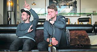 Bierselig. Andreas Christen (links) und David Bucher von Dabu Fantastic im Interview. 
