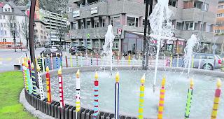 Gratulation. Die Natischer Primarsch&uuml;ler feiern mit der Pfarrei.  