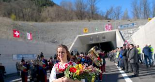 Feierlich. Nach zehn Jahren Bauzeit konnte der Tunnel Eyholz am Freitagmittag offiziell er&ouml;ffnet und damit f&uuml;r den Verkehr freigegeben werden.