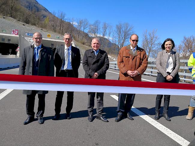 Offizieller Akt. Martin Hutter, Chef des Amts für Nationalstrassenbau im Wallis, Jean-Bernard Duchoud, Vizedirektor des Bundesamts für Strassen (Astra), Staatsratspräsident Jacques Melly, Astra-Direktor Jörg Röthlisberger und Staatsrätin Esther Waeber-Kalbermatten (v.l.) anlässlich der Eröffnung des Tunnels Eyholz.