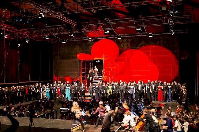 In der Simplonhalle wurde als Bühne für die Sänger ein dreigeschossiges Gerüst aufgebaut.