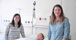 Angehende Pflegefachfrauen. C&eacute;line Kobelt (links) und No&eacute;mie Pernet suchen f&uuml;r ihre Bachelorarbeit Personen, die sich privat um Schlaganfallpatienten k&uuml;mmern. 