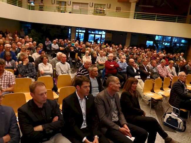 Blick in die gut gefüllte Mehrzweckhalle in Gluringen mit den Gommer Präsidenten und dem Olympiadelegierten Ralf Kreuzer (mit hellem Hemd) im Vordergrund.