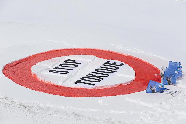 Mitglieder der Alpen-Initiative zeichneten auf dem Simplonpass ein grosses Verbotsschild mit der Aufschrift "Stop Toxique" in den Schnee.