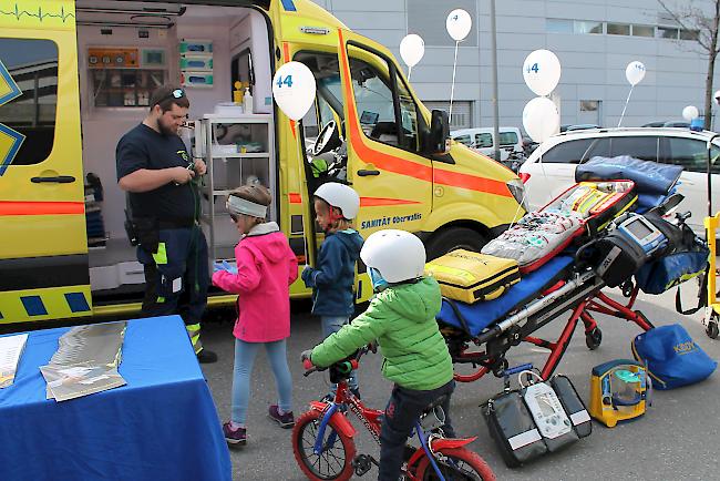 Die Sanität Oberwallis AG begeisterte die kleinen Besucher mit Luftballons.