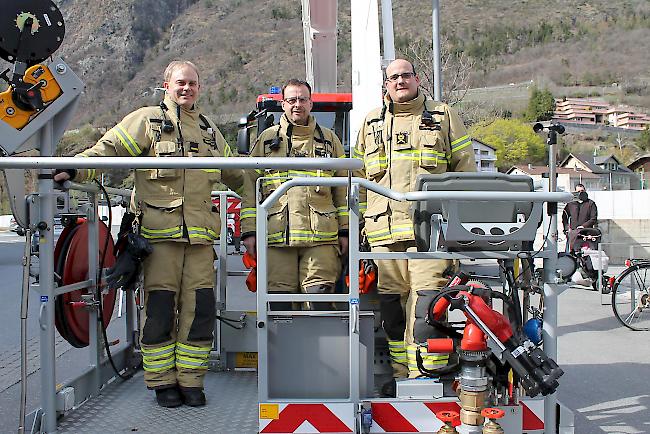 Drei der rund 85 Mitglieder der Werksfeuerwehr Lonza auf dem Hubretter.