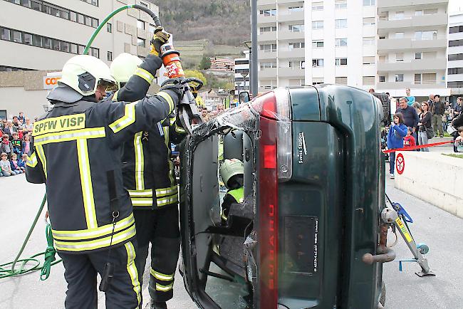 Das «Unfallopfer» ist im Auto eingeklemmt und muss herausgeschnitten werden.