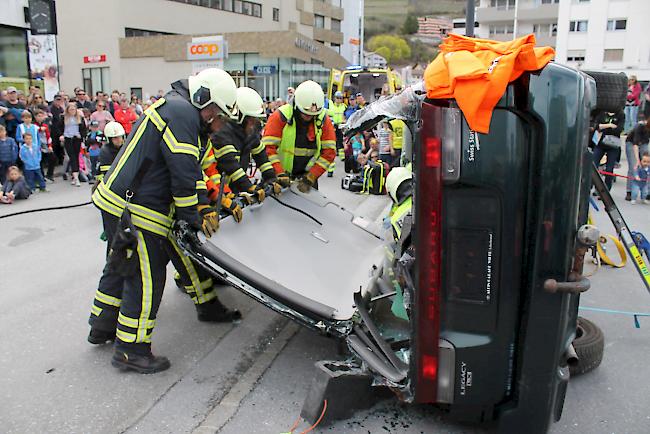 Mit vereinten Kräften wird das Dach des «Unfallautos» an der Demonstration entfernt.