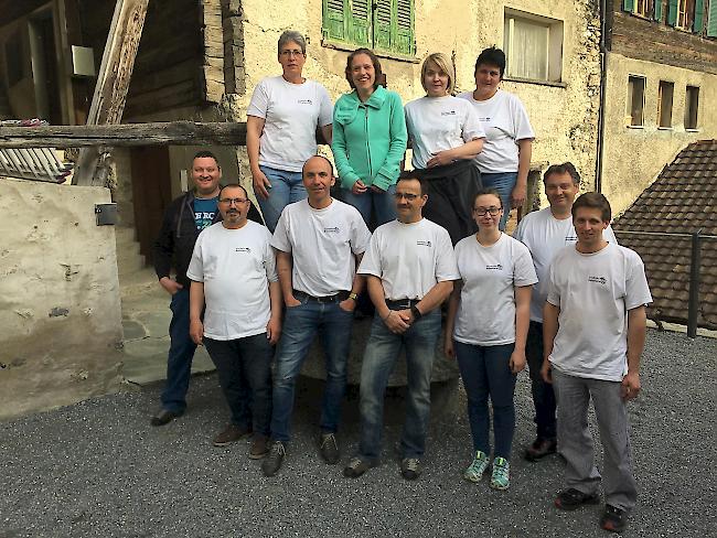 Backen wie in alten Zeiten. Die IG «Geschtjier-Holzofubrot» zählt 17 Mitglieder. Am Samstag führte das Team den inzwischen neunten traditionellen Backtag im Wefa-Hüs durch.