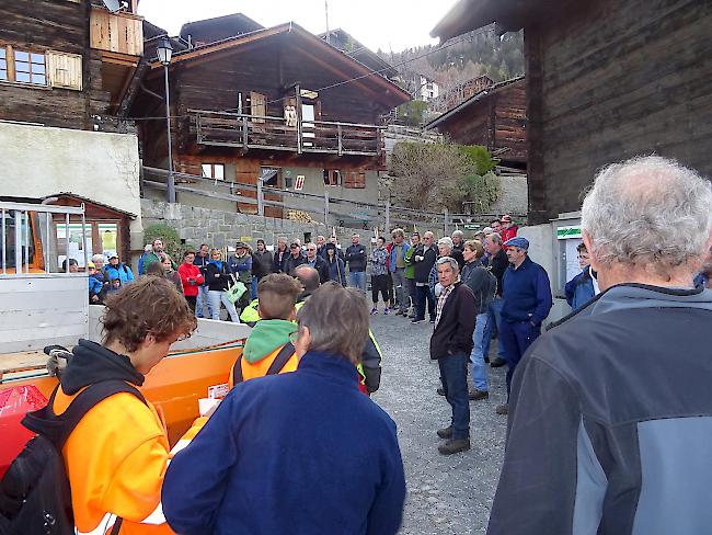 Gemeindewerk. Rund 70 Personen versammelten sich am Samstag in Albinen, um gemeinsam das Dorf herauszuputzen.