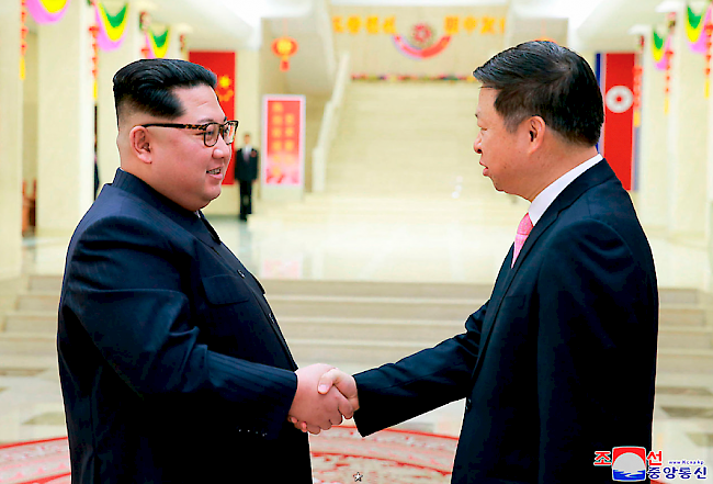 Annäherung. Kim Jong Un (l.) empfing in Nordkorea Song Tao, den Leiter der internationalen Abteilung des chinesischen Zentralkomitees.