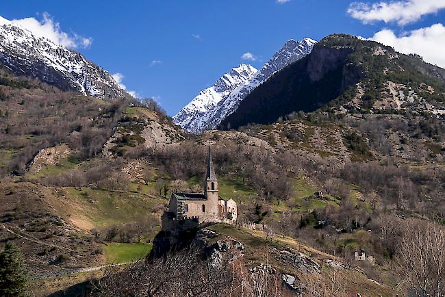 Anfangs April führte das Managementzentrum des UNESCO-Welterbes einen Arbeitseinsatz mit Asylbewerbern im Gebiet Heidnischbiel bei Raron durch.