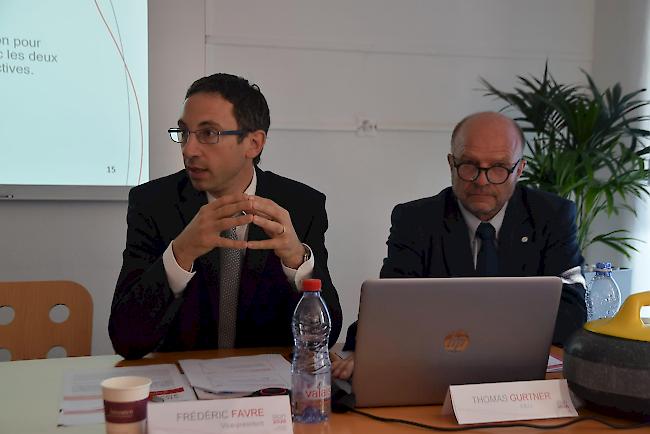 Staatsrat Fréderic Favre und Thomas Gurtner, Präsident des Vereins Sion 2026, präsentieren die Möglichkeit einer Aufteilung der Curling-Wettbewerbe auf zwei Standorte.