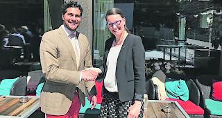 Stab&uuml;bergabe. Corinne Julen &uuml;bernimmt von Sebastian Metry die Geschicke des Hotelier-Vereins Zermatt. 