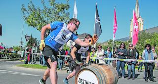 Spassig. Das allj&auml;hrliche Barrique-Rennen sorgt jedes Jahr f&uuml;r Spektakel. 