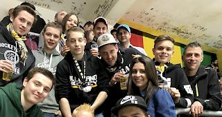 Fans des HC Lugano. Mit drei Autos reisten die Embder vor einer Woche aus dem Oberwallis ins Tessin zum ersten Playoff-Finalspiel.